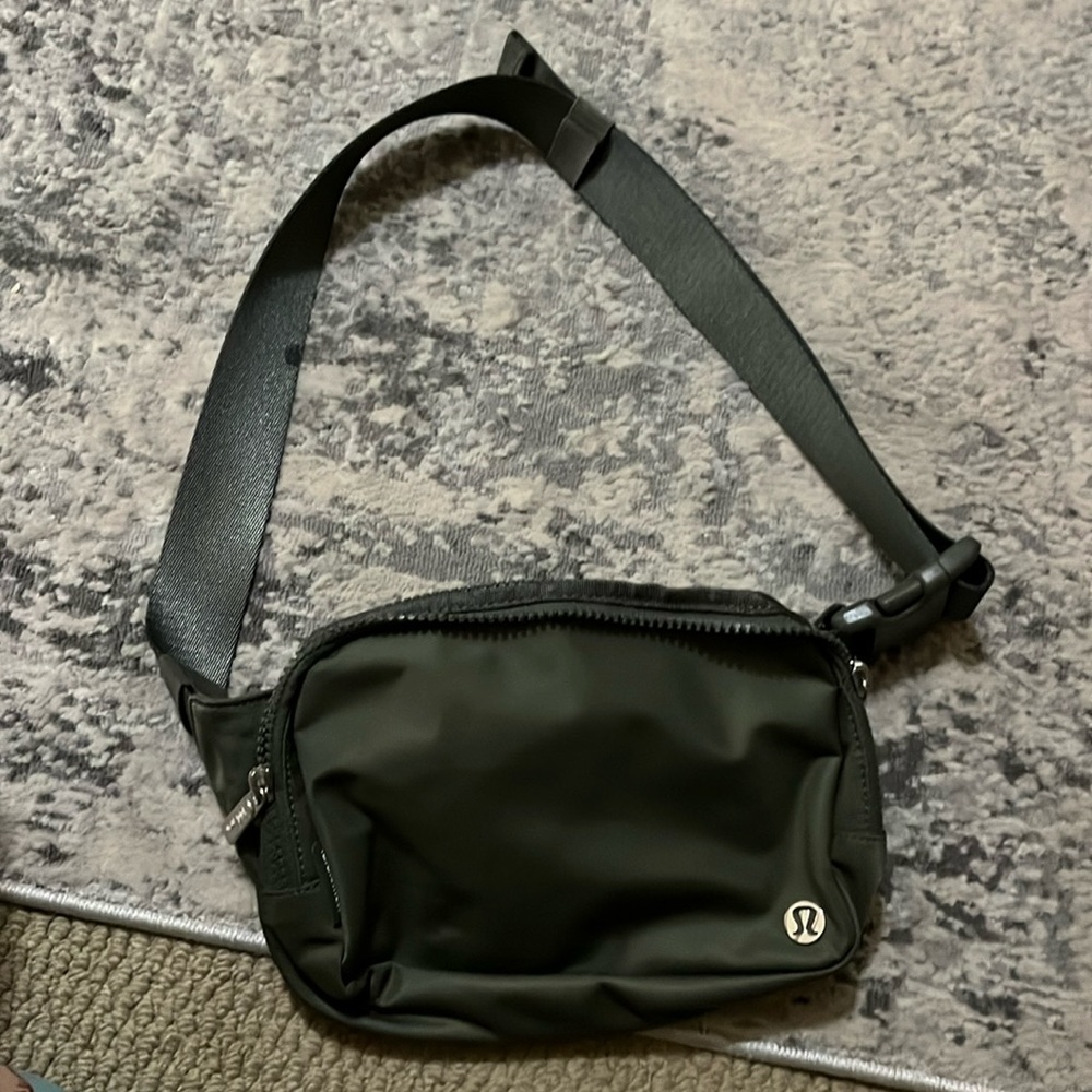 Lululemon 2L belt bag